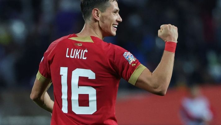 BELGRADE, SERBIA - SEPTEMBER 24: Sasa Lukic of Serbia scores their team's fourth goal during the UEFA Nations League League B Group 4 match between Serbia and Sweden at Stadion Rajko Mitic on September 24, 2022 in Belgrade, Serbia. (Photo by Srdjan Stevanovic/Getty Images) Di Marzio: “Torino, ecco gli aggiornamenti su Lukic e la trattativa col Fulham” - immagine 1