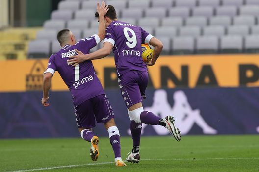  FLORENCE, ITALY - DECEMBER 19: Dusan Vlahovic of ACF Fiorentina celebrates after scoring a goal during the Serie A match between ACF Fiorentina and Hellas Verona FC at Stadio Artemio Franchi on December 19, 2020 in Florence, Italy. (Photo by Gabriele Maltinti/Getty Images) 
