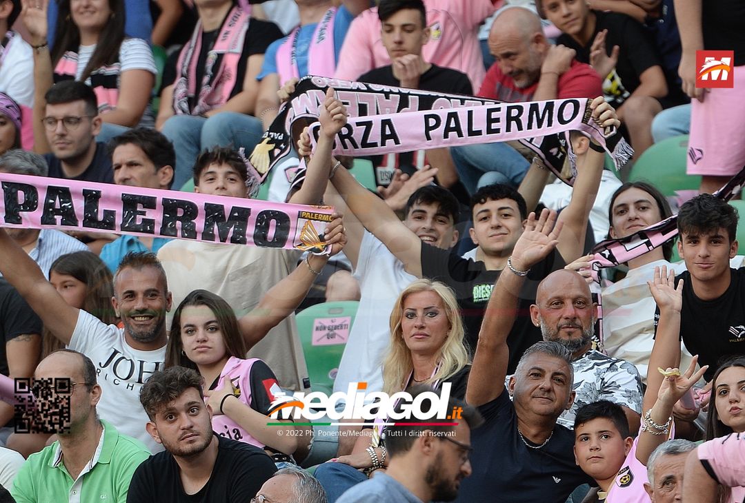 Fototifo, facce da Serie B. I tifosi allo stadio per Palermo-Padova 1-0 - immagine 113