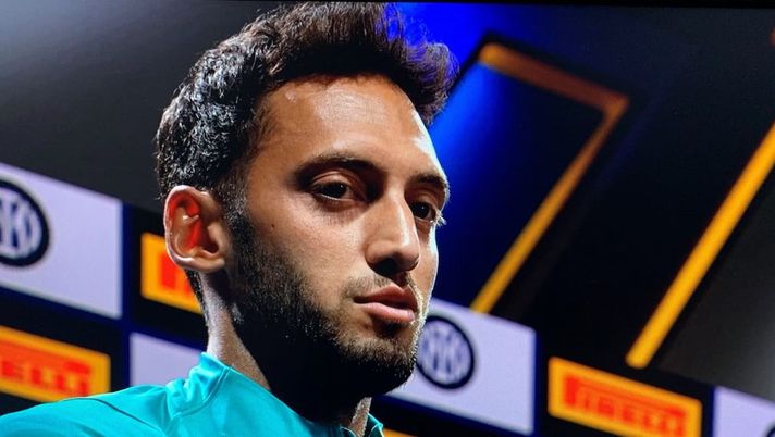 Calhanoglu: &#8220;Scudetto? Noi favoriti. Adrenalina Inzaghi. Ecco perché dal Milan all&#8217;Inter&#8221; 