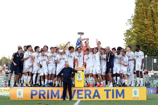 SASSUOLO, ITALY - JUNE 30: Empoli U19 players celebrate their victory with the trophy during the Primavera 1 TIM Playoffs Final match between Atalanta BC U19 and Empoli U19 at Enzo Ricci Stadium on June 30, 2021 in Sassuolo, Italy. (Photo by Alessandro Sabattini/Getty Images) SASSUOLO, ITALY - JUNE 30: Empoli U19 players celebrate their victory with the trophy during the Primavera 1 TIM Playoffs Final match between Atalanta BC U19 and Empoli U19 at Enzo Ricci Stadium on June 30, 2021 in Sassuolo, Italy. (Photo by Alessandro Sabattini/Getty Images)