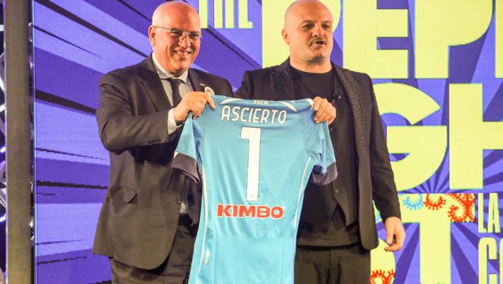 Canale 21, il professore Ascierto riceve in diretta la maglia del Napoli da Peppe Iodice – FOTO 