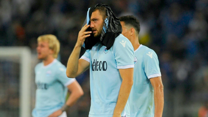 De Vrij, gesto a sorpresa per i compagni dopo Lazio-Inter e le polemiche per il rigore De Vrij, gesto a sorpresa per i compagni dopo Lazio-Inter e le polemiche per il rigore - immagine 1