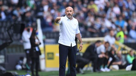 UDINE, ITALY - SEPTEMBER 26: Vincenzo Italiano head coach of ACF Fiorentina gestures during the Serie A match between Udinese Calcio and ACF Fiorentina at Dacia Arena on September 26, 2021 in Udine, Italy. (Photo by Alessandro Sabattini/Getty Images) UDINE, ITALY - SEPTEMBER 26: Vincenzo Italiano head coach of ACF Fiorentina gestures during the Serie A match between Udinese Calcio and ACF Fiorentina at Dacia Arena on September 26, 2021 in Udine, Italy. (Photo by Alessandro Sabattini/Getty Images)