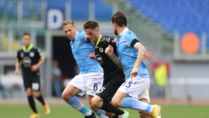 Acerbi in azione contro lo Spezia