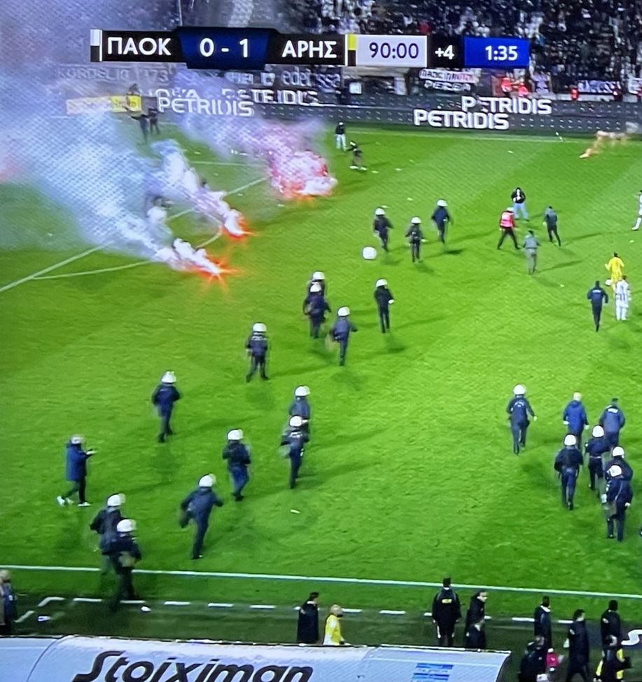 Derby di Salonicco, follie tifosi Paok: sospensione di 50 minuti e 4 arresti- immagine 3