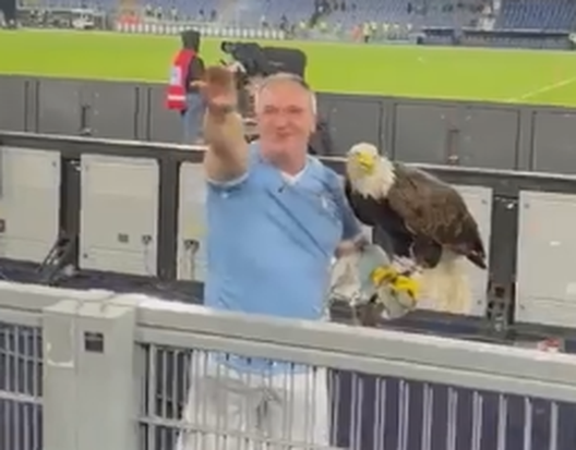 Lazio, saluto romano da parte del falconiere: ora la sospensione Lazio, saluto romano da parte del falconiere: ora la sospensione
