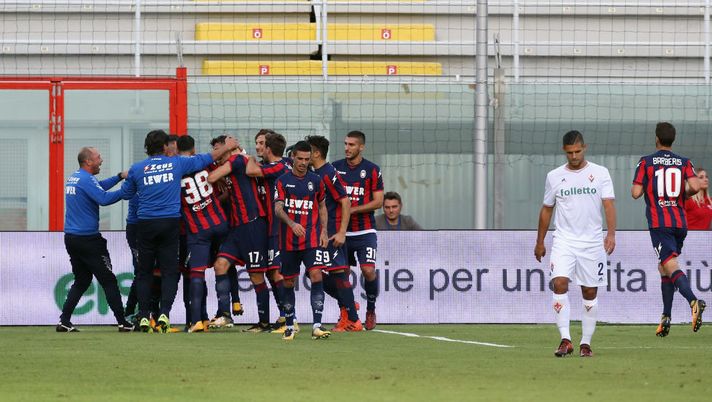 CROTONE, ITALY - OCTOBER 29: Ante Budimir of Crotone celebrates after scoring his team's opening goal goal during the Serie A match between FC Crotone and ACF Fiorentina at Stadio Comunale Ezio Scida on October 29, 2017 in Crotone, Italy. (Photo by Maurizio Lagana/Getty Images) CROTONE, ITALY - OCTOBER 29: Ante Budimir of Crotone celebrates after scoring his team's opening goal goal during the Serie A match between FC Crotone and ACF Fiorentina at Stadio Comunale Ezio Scida on October 29, 2017 in Crotone, Italy. (Photo by Maurizio Lagana/Getty Images)