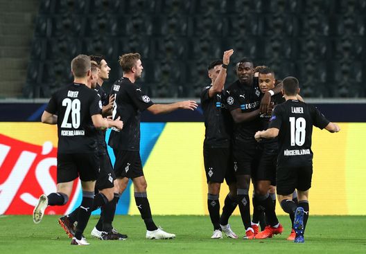 MOENCHENGLADBACH, GERMANY - OCTOBER 27: Marcus Thuram of Borussia Moenchengladbach celebrates with teammates after scoring his sides first goal during the UEFA Champions League Group B stage match between Borussia Moenchengladbach and Real Madrid at Borussia-Park on October 27, 2020 in Moenchengladbach, Germany. Football Stadiums around Europe remain empty due to the Coronavirus Pandemic as Government social distancing laws prohibit fans inside venues resulting in fixtures being played behind closed doors. (Photo by Lars Baron/Getty Images) Marcus Thuram si ispira a Ronaldo il Fenomeno “Mio padre ne era terrorizzato”- immagine 2