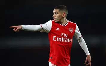  LONDON, ENGLAND - NOVEMBER 23: Lucas Torreira of Arsenal points instructions during the Premier League match between Arsenal FC and Southampton FC at Emirates Stadium on November 23, 2019 in London, United Kingdom. (Photo by Julian Finney/Getty Images)