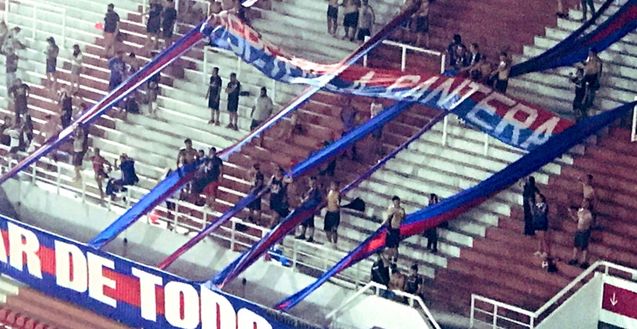La tifoseria del Colo Colo Cile, derby estivo di Santiago al Colo Colo: fumogeni e rigore dubbio, Universidad ko- immagine 2
