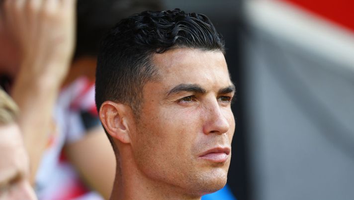 SOUTHAMPTON, ENGLAND - AUGUST 27: Cristiano Ronaldo of Manchester United looks on from the bench prior to the Premier League match between Southampton FC and Manchester United at Friends Provident St. Mary's Stadium on August 27, 2022 in Southampton, England. (Photo by Mike Hewitt/Getty Images) Di Marzio: “Ronaldo-Osimhen, l’offerta non è arrivata: ora c’è rassegnazione” - immagine 1