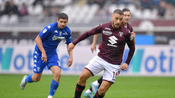 TURIN, ITALY - OCTOBER 09: Nikola Vlasic of Torino FC runs with the ball during the Serie A match between Torino FC and Empoli FC at Stadio Olimpico di Torino on October 09, 2022 in Turin, Italy. (Photo by Valerio Pennicino/Getty Images) Formazione Torino: il ruolo di Vlasic, Ola Aina in pole, pronto Sanabria e la gestione di Ilic - immagine 1