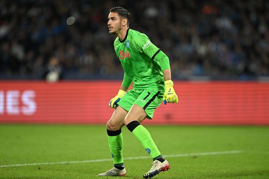 NAPLES, ITALY - OCTOBER 26: Alex Meret of SSC Napoli during the UEFA Champions League group A match between SSC Napoli and Rangers FC at Stadio Diego Armando Maradona on October 26, 2022 in Naples, Italy. (Photo by Francesco Pecoraro/2022 Getty Images) Cragno, obiettivo viola: attenzione alla concorrenza- immagine 2