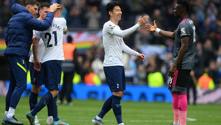 LONDON, ENGLAND - MAY 01: Heung-Min Son of Tottenham Hotspur embraces Daniel Amartey of Leicester City during the Premier League match between Tottenham Hotspur and Leicester City at Tottenham Hotspur Stadium on May 01, 2022 in London, England. (Photo by Mike Hewitt/Getty Images) Son ai Mondiali: “Ci sarò, mi proteggerò dall’infortunio come dal Covid” - immagine 1