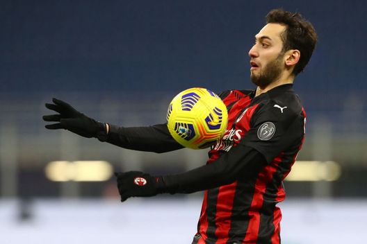MILAN, ITALY - JANUARY 12: Hakan Calhanoglu of A.C. Milan controls the ball during the Coppa Italia match between AC Milan and Torino FC at Stadio Giuseppe Meazza on January 12, 2021 in Milan, Italy. Sporting stadiums around Italy remain under strict restrictions due to the Coronavirus Pandemic as Government social distancing laws prohibit fans inside venues resulting in games being played behind closed doors. (Photo by Marco Luzzani/Getty Images) MILAN, ITALY - JANUARY 12: Hakan Calhanoglu of A.C. Milan controls the ball during the Coppa Italia match between AC Milan and Torino FC at Stadio Giuseppe Meazza on January 12, 2021 in Milan, Italy. Sporting stadiums around Italy remain under strict restrictions due to the Coronavirus Pandemic as Government social distancing laws prohibit fans inside venues resulting in games being played behind closed doors. (Photo by Marco Luzzani/Getty Images)