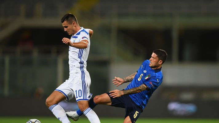 FLORENCE, ITALY - SEPTEMBER 04: Stefano Sensi of Italy competes for the ball with Amer Gojak of Bosnia and Herzegovina during the UEFA Nations League group stage match between Italy and Bosnia and Herzegovina at Artemio Franchi on September 4, 2020 in Florence, Italy. (Photo by Claudio Villa/Getty Images) FLORENCE, ITALY - SEPTEMBER 04: Stefano Sensi of Italy competes for the ball with Amer Gojak of Bosnia and Herzegovina during the UEFA Nations League group stage match between Italy and Bosnia and Herzegovina at Artemio Franchi on September 4, 2020 in Florence, Italy. (Photo by Claudio Villa/Getty Images)
