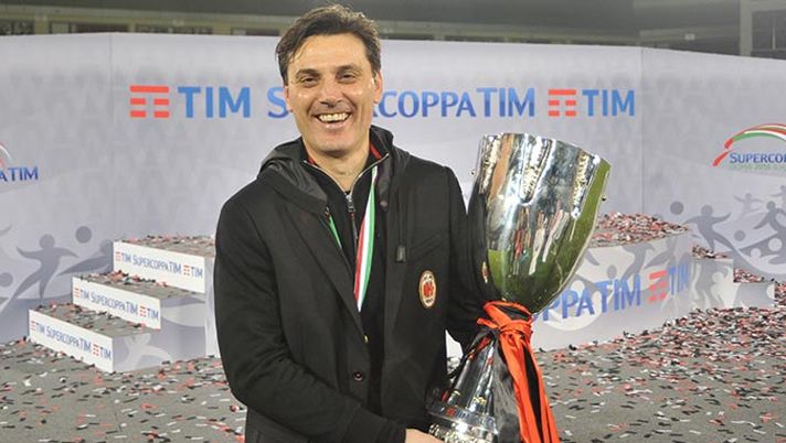 Vincenzo Montella con la Supercoppa Italiana (credits: acmilan.com) 