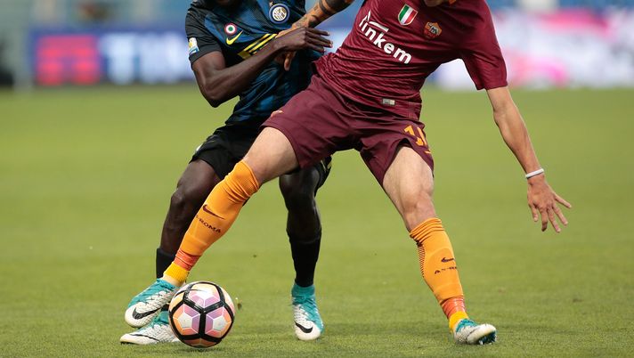 REGGIO NELL'EMILIA, ITALY - JUNE 08: Theophilus Awua of FC Internazionale Milano (L) competes for the ball with Mirko Antonucci of As Roma during the Primavera TIM Playoffs match between FC Internazionale and AS Roma on June 8, 2017 in Reggio nell'Emilia, Italy. (Photo by Emilio Andreoli - Inter/FC Internazionale via Getty Images) Cittadella, Antonucci: “Cagliari forte, stimolati a dare il 100%. Vogliamo 3 punti” - immagine 1