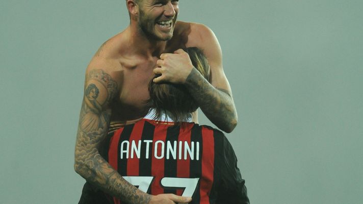 Luca Antonini e David Beckham con il Milan nel 2010 (credits: GETTY Images) 