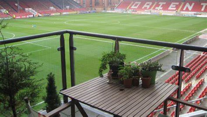 Vivere in uno stadio: in vendita l’appartamento dentro il Brisbane Road - immagine 1