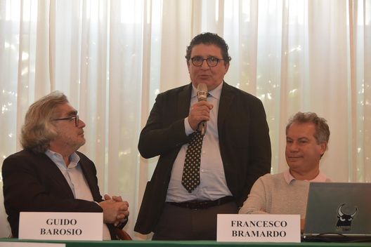  Nella foto di Mario Sofia, Eraldo Pecci alla presentazione del libro su Radice 