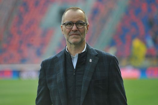 BOLOGNA, ITALY - NOVEMBER 24: Joey Saputo President of Bologna FC looks on prior the beginning of the Serie A match between Bologna FC and Parma Calcio at Stadio Renato Dall'Ara on November 24, 2019 in Bologna, Italy. (Photo by Mario Carlini / Iguana Press/Getty Images) BOLOGNA, ITALY - NOVEMBER 24: Joey Saputo President of Bologna FC looks on prior the beginning of the Serie A match between Bologna FC and Parma Calcio at Stadio Renato Dall'Ara on November 24, 2019 in Bologna, Italy. (Photo by Mario Carlini / Iguana Press/Getty Images)