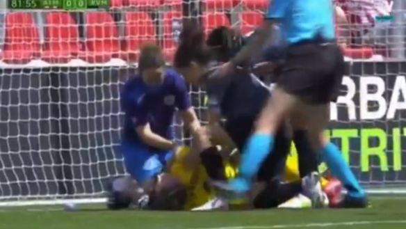 L'incidente seguito con apprensione anche dal profilo Twitter di Agorà Futbol Femenino L'incidente seguito con apprensione anche dal profilo Twitter di Agorà Futbol Femenino