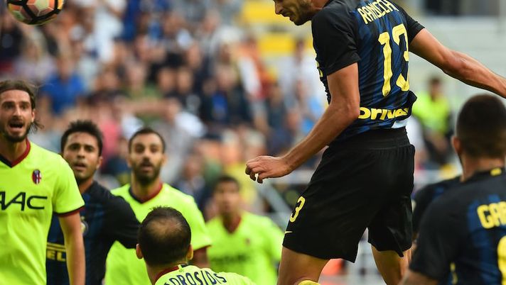 Inter Milan's defender Andrea Ranocchia heads the ball during the Italian Serie A football match Inter Milan vs Bologna at the San Siro stadium in Milan on September 25, 2016. / AFP / GIUSEPPE CACACE (Photo credit should read GIUSEPPE CACACE/AFP/Getty Images) Inter, i convocati per il Genoa: recupera Ranocchia, Banega e Candreva… - immagine 1