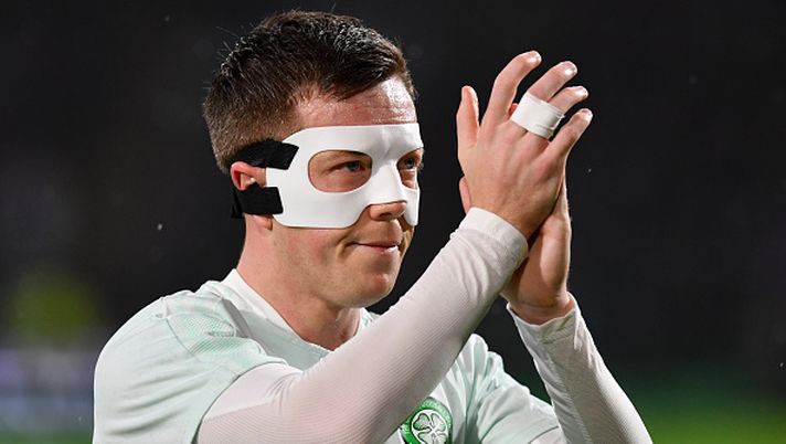 GLASGOW, SCOTLAND - FEBRUARY 02: Callum McGregor of Celtic wears a protective mask as he applauds the fans during the warm-up before the Cinch Scottish Premiership match between Celtic FC and Rangers FC at on February 02, 2022 in Glasgow, Scotland. (Photo by Mark Runnacles/Getty Images) Celtic, highlander McGregor: in campo nel derby con due ossa del volto rotte - immagine 1
