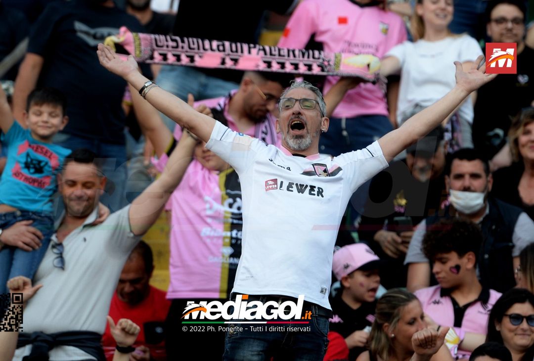 Fototifo, i tifosi allo stadio per Palermo-Feralpisaló 1-0 (gallery) - immagine 39