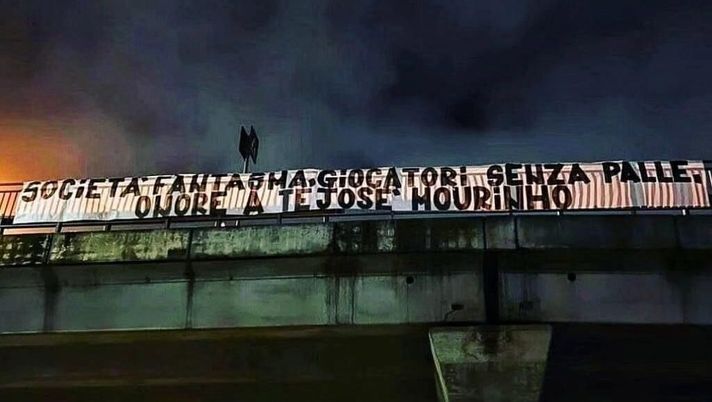 Roma, i tifosi attaccano: “Società fantasma, giocatori senza palle. Onore a Mourinho” - immagine 1