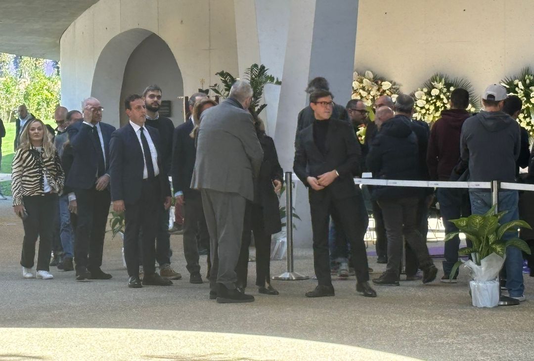 GALLERY VN – La camera ardente per Joe Barone. Tra i presenti Marotta e DeLa- immagine 1