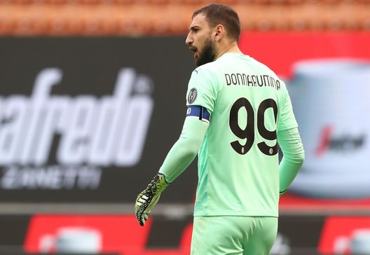 MILAN, ITALY - APRIL 03: Gianluigi Donnarumma of AC Milan reacts during the Serie A match between AC Milan and UC Sampdoria at Stadio Giuseppe Meazza on April 03, 2021 in Milan, Italy. Sporting stadiums around Italy remain under strict restrictions due to the Coronavirus Pandemic as Government social distancing laws prohibit fans inside venues resulting in games being played behind closed doors. (Photo by Marco Luzzani/Getty Images) MILAN, ITALY - APRIL 03: Gianluigi Donnarumma of AC Milan reacts during the Serie A match between AC Milan and UC Sampdoria at Stadio Giuseppe Meazza on April 03, 2021 in Milan, Italy. Sporting stadiums around Italy remain under strict restrictions due to the Coronavirus Pandemic as Government social distancing laws prohibit fans inside venues resulting in games being played behind closed doors. (Photo by Marco Luzzani/Getty Images)