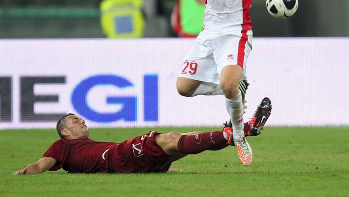 BARI, ITALY - NOVEMBER 12:  Marco Armellino of Reggina (L) tackles Attila Filkor of Bari during the Serie B match between AS Bari and Reggina Calcio at Stadio San Nicola on November 12, 2012 in Bari, Italy.  (Photo by Maurizio Lagana/Getty Images) 