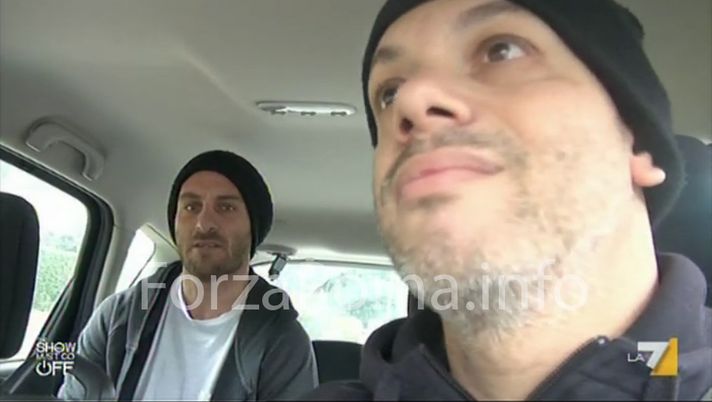 De Rossi a “Tollerenza Zoro” firma…per adesso solo un autografo: “Alla fine dai, resto qua!” (VIDEO) De Rossi a “Tollerenza Zoro” firma…per adesso solo un autografo: “Alla fine dai, resto qua!” (VIDEO) - immagine 1