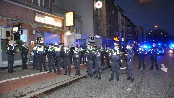 Hamburg 21.11.2021 Nach einem Fussballspiel zwischen FC Teutonia Ottensen und Altona 93 kam es in der Kneipe Hagis Hoheluftklause zu einer Massenschlägerei. Die Polizei war mit einer Hundertschaft sowie etwa 20 Streifenwagen im Einsatz. Bei Eintreffen der Polizei flüchteten viele Fussballfans. Etwa 50 konnte die Polizei noch antreffen. Nach einem Platzverweis wurden alle Personen des Lokals verwiesen Non solo Amburgo-St. Pauli: rissa di massa e 50 fermati anche per il derby regionale amburghese - immagine 1