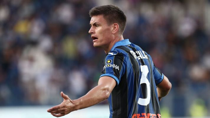 BERGAMO, ITALY - AUGUST 28: Joakim Maehle of Atalanta BC reacts during the Serie A match between Atalanta BC and Bologna FC at Gewiss Stadium on August 28, 2021 in Bergamo, . (Photo by Marco Luzzani/Getty Images) Casi per gli scambi: cosa fare con de Vrij, Lazzari, Smalling, Manolas e Maehle- immagine 1