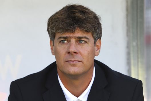  VARESE, ITALY - OCTOBER 20: AC Spezia manager Michele Serena looks on before the Serie B match between AS Varese and AC Spezia at Stadio Franco Ossola on October 20, 2012 in Varese, Italy. (Photo by Marco Luzzani/Getty Images) 