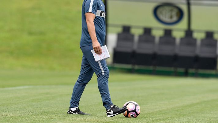 COMO, ITALY - AUGUST 09:  Head coach Frank de Boer looks on during the FC Internazionale training session at the club's training ground at Appiano Gentile on August 9, 2016 in Como, Italy.  (Photo by Claudio Villa - Inter/Inter via Getty Images) 