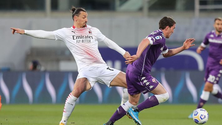 FLORENCE, ITALY - MARCH 21: Dusan Vlahovic of ACF Fiorentina battles for the ball with Zlatan Ibrahimovic of AC Milan during the Serie A match between ACF Fiorentina and AC Milan at Stadio Artemio Franchi on March 21, 2021 in Florence, Italy.  (Photo by Gabriele Maltinti/Getty Images) 