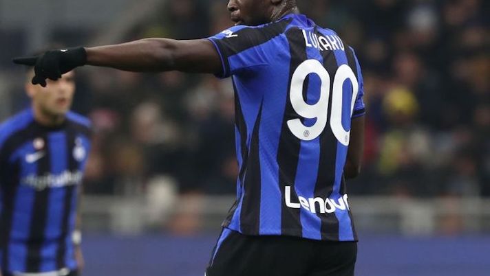MILAN, ITALY - JANUARY 31: Romelu Lukaku of FC Internazionale gestures during the Coppa Italia Quarter Final matcy between FC Internazionale and Atalanta BC at Stadio Giuseppe Meazza on January 31, 2023 in Milan, Italy. (Photo by Marco Luzzani/Getty Images) Lautaro il migliore, Lukaku il peggiore: i due volti dell’attacco dell’Inter per Gazzetta - immagine 1