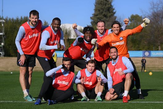 COMO, ITALY - JANUARY 03: Francesco Acerbi of FC Internazionale, Marcus Thuram of FC Internazionale, Aleksandar Stankovic of FC Internazionale, Yann Aurel Bisseck of FC Internazionale, Nicolò Barella of FC Internazionale, Carlos Augusto of FC Internazionale, Yann Sommer of FC Internazionale and Hakan Calhanoglu of FC Internazionale pose during the FC Internazionale training session at Suning Training Centre at Appiano Gentile on January 03, 2024 in Como, Italy. (Photo by Mattia Pistoia - Inter/Inter via Getty Images) Inter, nulla di casuale in questa vetta. Tutti gli indicatori segnalano una superiorità marcata- immagine 3