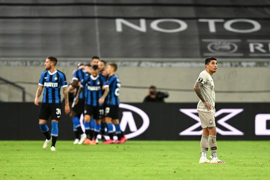 DUESSELDORF, GERMANY - AUGUST 17: Dodo of Shakhtar Donetsk reacts to Inter Milians fourth goal during the UEFA Europa League Semi Final between Internazionale and Shakhtar Donetsk at Merkur Spiel-Arena (Duesseldorf Arena) on August 17, 2020 in Duesseldorf, Germany. (Photo by Sascha Steinbach/Pool via Getty Images) Il 4-3-3 e la convivenza con Venuti: Dodò, eccoti la Fiorentina- immagine 2