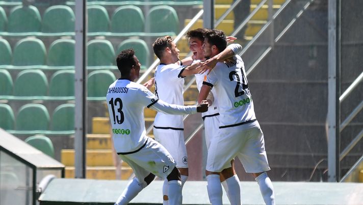 PALERMO, ITALY - MAY 01: Giulio Maggiore of Spezia celebrates with his team mates after scoring the opening goal during the Serie B match between US Citta di Palermo and AC Spezia at Stadio Renzo Barbera on May 01, 2019 in Palermo, Italy. (Photo by Tullio M. Puglia/Getty Images) PALERMO, ITALY - MAY 01: Giulio Maggiore of Spezia celebrates with his team mates after scoring the opening goal during the Serie B match between US Citta di Palermo and AC Spezia at Stadio Renzo Barbera on May 01, 2019 in Palermo, Italy. (Photo by Tullio M. Puglia/Getty Images)