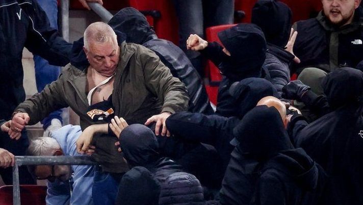 Conference League, bilancio scontri AZ-West Ham: 24 identificati e 7 arresti… Conference League, bilancio scontri AZ-West Ham: 24 identificati e 7 arresti… - immagine 1