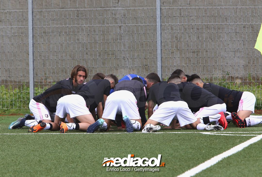  CAGLIARI, ITALY - MAY 05: the players of Palermo U19 in heating during the Primavera 1 match between Cagliari Calcio U19 and US Citta di Palermo U19 at Stadio Renato Raccis on May 5, 20188.  (Photo by Enrico Locci/Getty Images) 