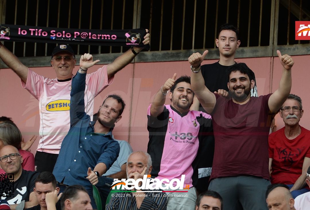 Fototifo, i tifosi allo stadio per Palermo-Feralpisaló 1-0 (gallery) - immagine 65