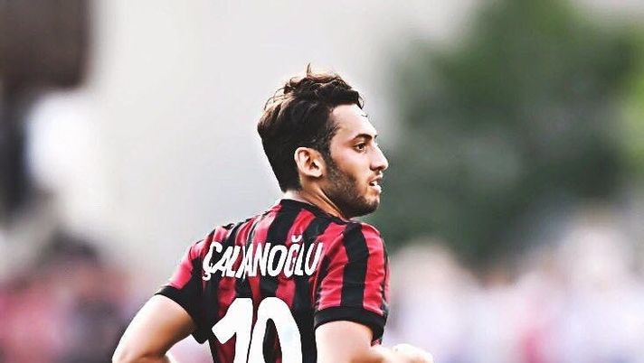 Hakan Calhanoglu, centrocampista del Milan, foto Twitter Calhanoglu Hakan Calhanoglu, centrocampista del Milan, foto Twitter Calhanoglu