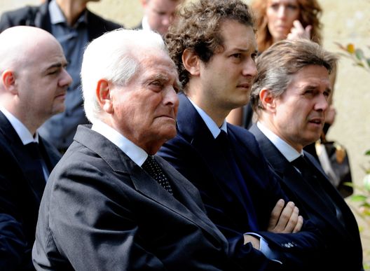 Boniperti, l’ultimo saluto dei tifosi: “Si tagli i capelli e torni domani. Ciao Presidente” Boniperti, l’ultimo saluto dei tifosi: “Si tagli i capelli e torni domani. Ciao Presidente”